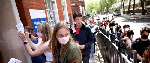 Guvernul Boris Johnson vrea vaccinarea obligatorie anti-Covid a studenților