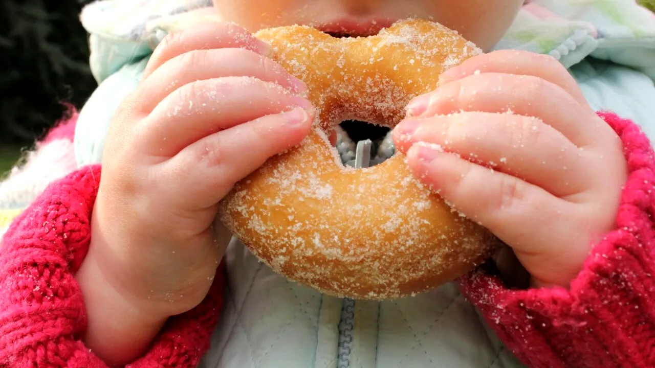 OBEZITATEA infantilă atinge cote alarmante în România. Substanța ascunsă din alimente care favorizează creșterea în greutate, mai ales la fete