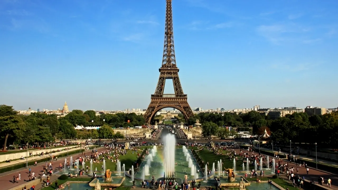 Ce nu știai despre Turnul Eiffel: a fost vizitat de 250 de milioane de oameni, e poreclit la fel ca Margaret Thatcher și este ''căsătorit''