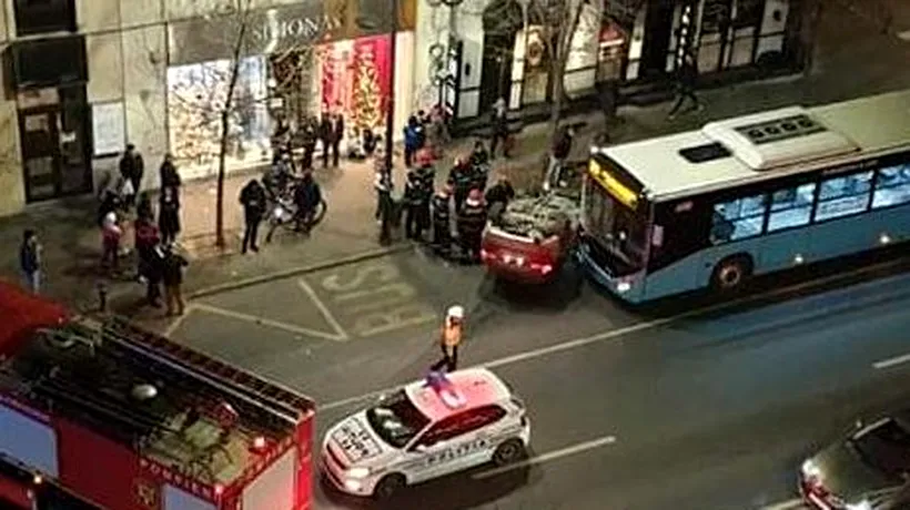 Accident în București: Un autobuz STB și două mașini, implicate. Unul dintre vehicule, răsturnat