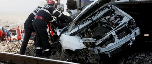 Bistrița: Două persoane au murit, iar alte două sunt grav rănite după ce un tren a lovit o mașină