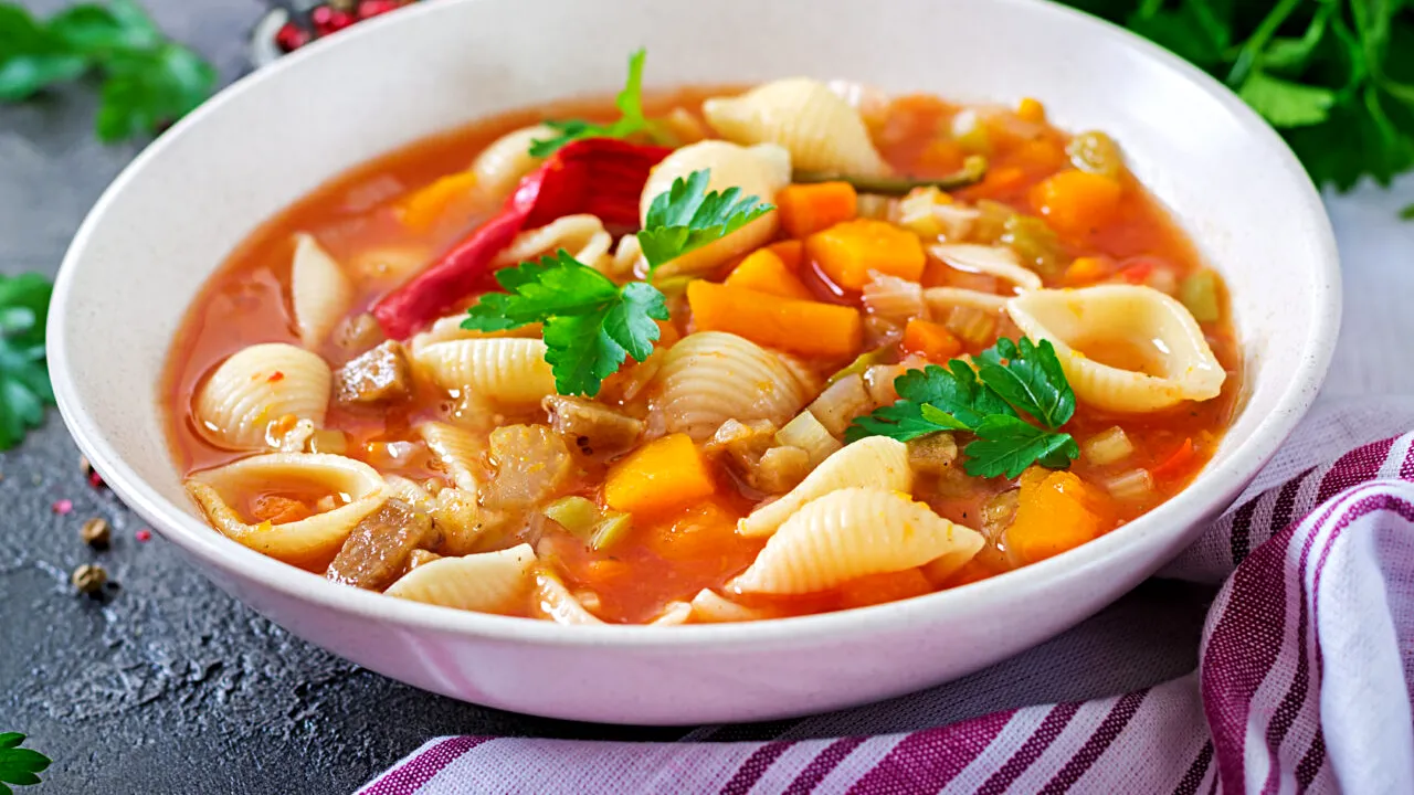 Supa consumată de cele mai longevive familii din lume. Cum se prepară