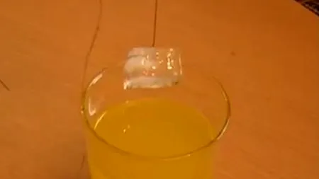 PROVOCARE: Cum poți scoate un cub de gheață din pahar cu un fir de ață. VIDEO