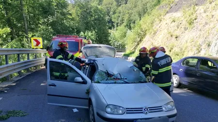 Accident cumplit în Bihor. O femeie a fost rănită grav de o creangă care a intrat prin parbrizul mașinii și i s-a înfipt în bazin
