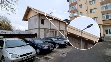 Situație fabuloasă la Horezu. Cum a ajuns un stâlp de iluminat să treacă prin acoperișul unei vile. Primar: „Trebuie demolată clădirea” | FOTO