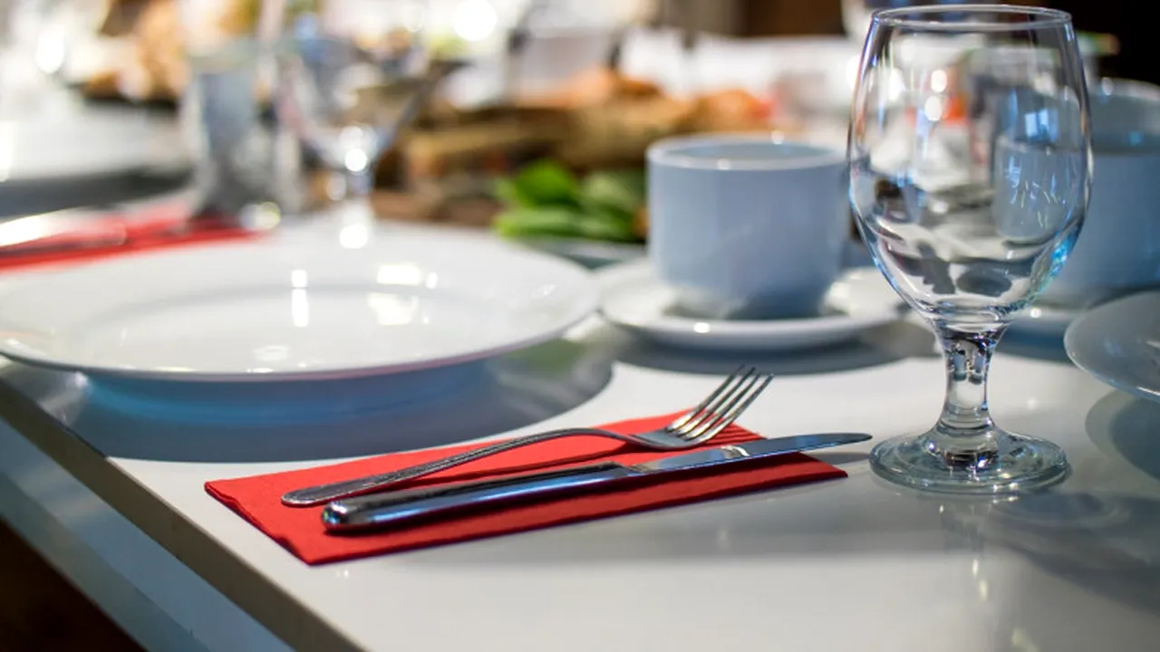 Patronii de restaurante din România contestă închiderea restaurantelor și avertizează va acționa în judecată statul