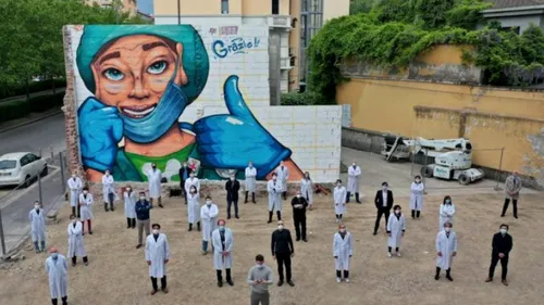 ITALIA. Frescă gigantică la Milano în onoarea personalului medical