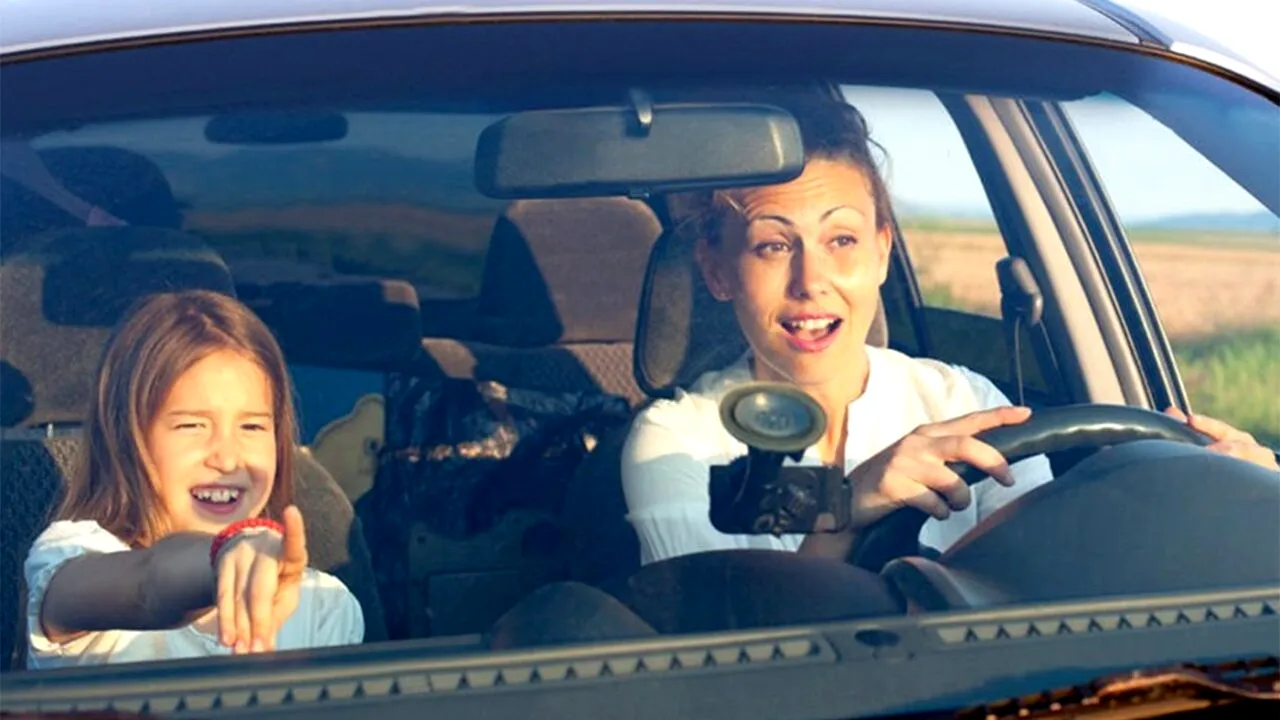 Ce vârstă și ce înălțime trebuie să aibă copilul pentru a sta pe locul din față, în mașină. Ce prevede CODUL RUTIER din România