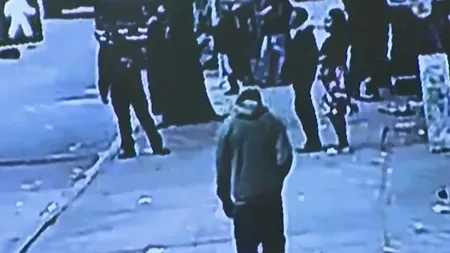 Un bărbat a căzut într-o groapă cu șobolani, după ce trotuarul de sub el a cedat (VIDEO)