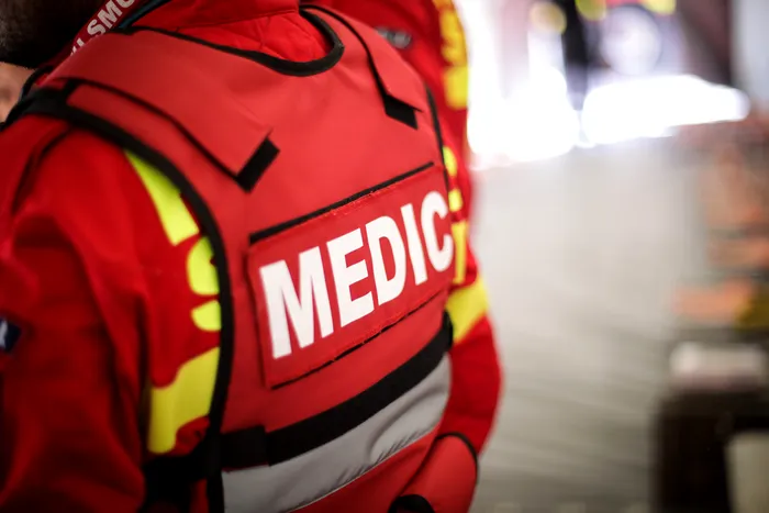 Accident neobișnuit în Bihor. O femeie a ajuns la spital după ce un capac de la rețeaua de gaz, desprins de pe carosabil, a lovit-o în față. Cum s-a produs incidentul