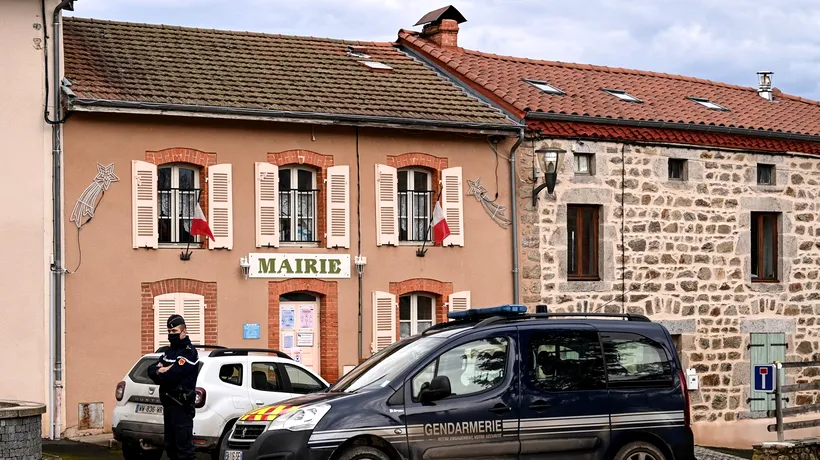 Trei jandarmi au fost împușcați mortal în centrul Franței, iar un al patrulea a fost rănit. Aceștia interveniseră într-un caz de violență domestică