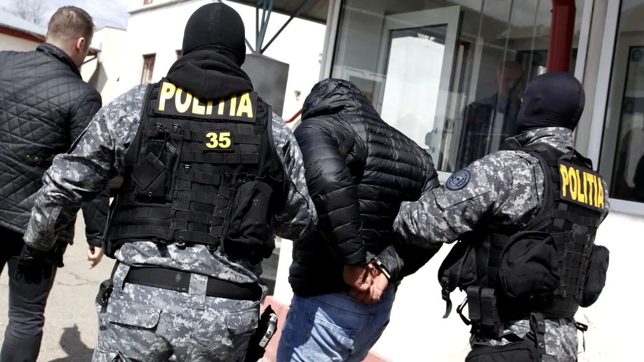 Trei persoane, între care și un fost realizator TV, reținute pentru că ar fi determinat mai multe eleve de școală generală să se prostitueze