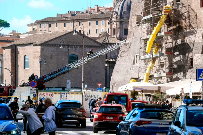 Echipele de salvare au încercat vreme de 11 ore să-l scoată pe muncitorul român de sub dărâmături Foto: Mediafax