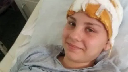 Fata care a căzut ÎN CAP prin geamul unui autobuz este IMOBILIZATĂ LA PAT. Avocatul tinerei ACUZĂ că ancheta bate pasul pe loc: Vom cere DESPĂGUBIRI