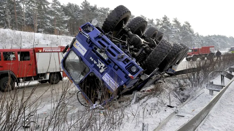 Un tir cu 11 tone de felicitări de Crăciun s-a răsturnat pe o autostradă în Germania. Traficul, blocat opt ore