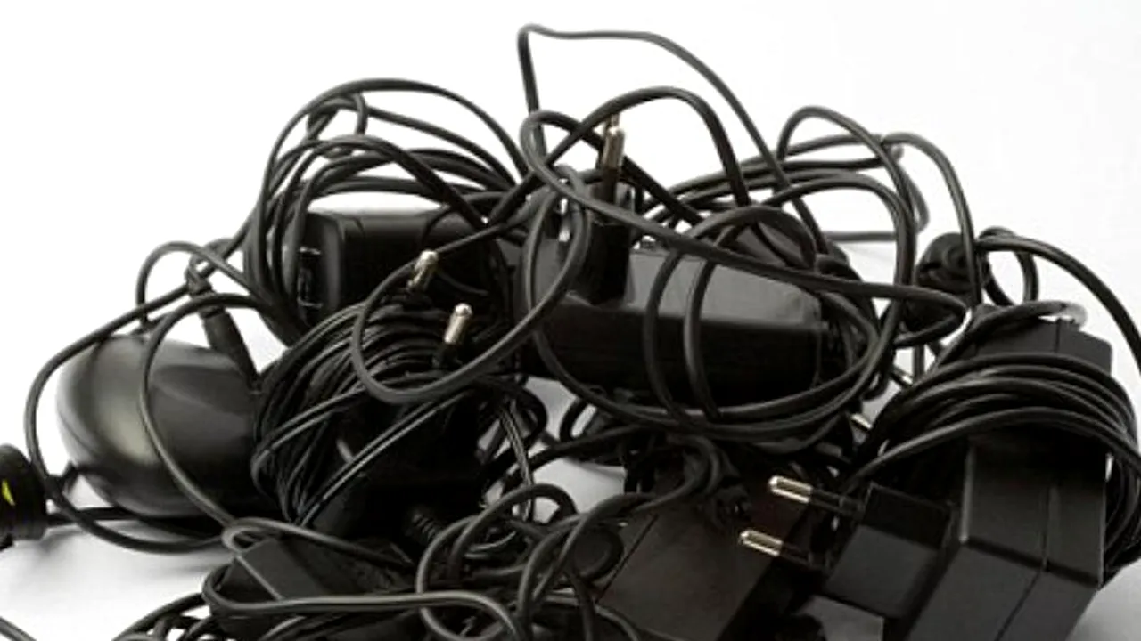 Un mare producător de smartphone-uri se gândește să nu mai includă încărcătoare în cutii. Motivul nu este reducerea costurilor