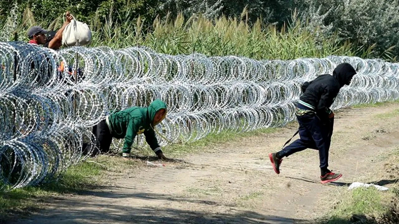 Capcanele de pe internet: traficanții de persoane au creat pagini pe Facebook în care le promit imigranților o cale 