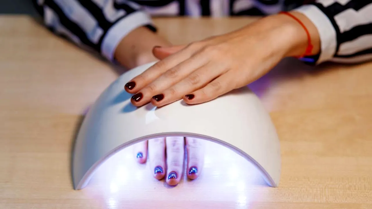 Lămpile UV, folosite în cosmetică, pot declanșa cancer de piele