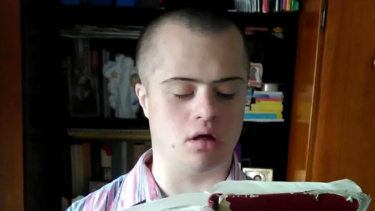 Lecția de voință a lui Mihai, tânărul cu sindrom Down ajuns student la Teologie. „Am trecut printr-o luptă continuă