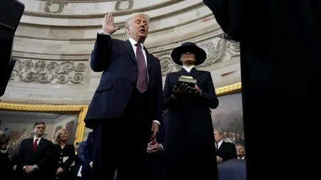 Donald TRUMP nu a jurat cu mâna pe BIBLIE / Ce Biblii a ținut în mâini Prima Doamnă