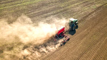 Se vinde „monstrul” din agricultură: o remorcă cu peste 26 de tone duse fără probleme – prețul cerut surprinde