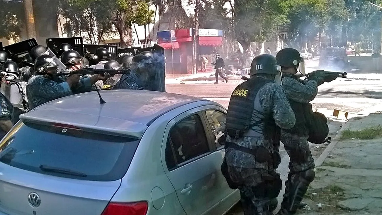 CUPA MONDIALĂ 2014: Poliția a folosit gaze lacrimogene împotriva protestatarilor care denunță organizarea CM 2014. FOTO și VIDEO