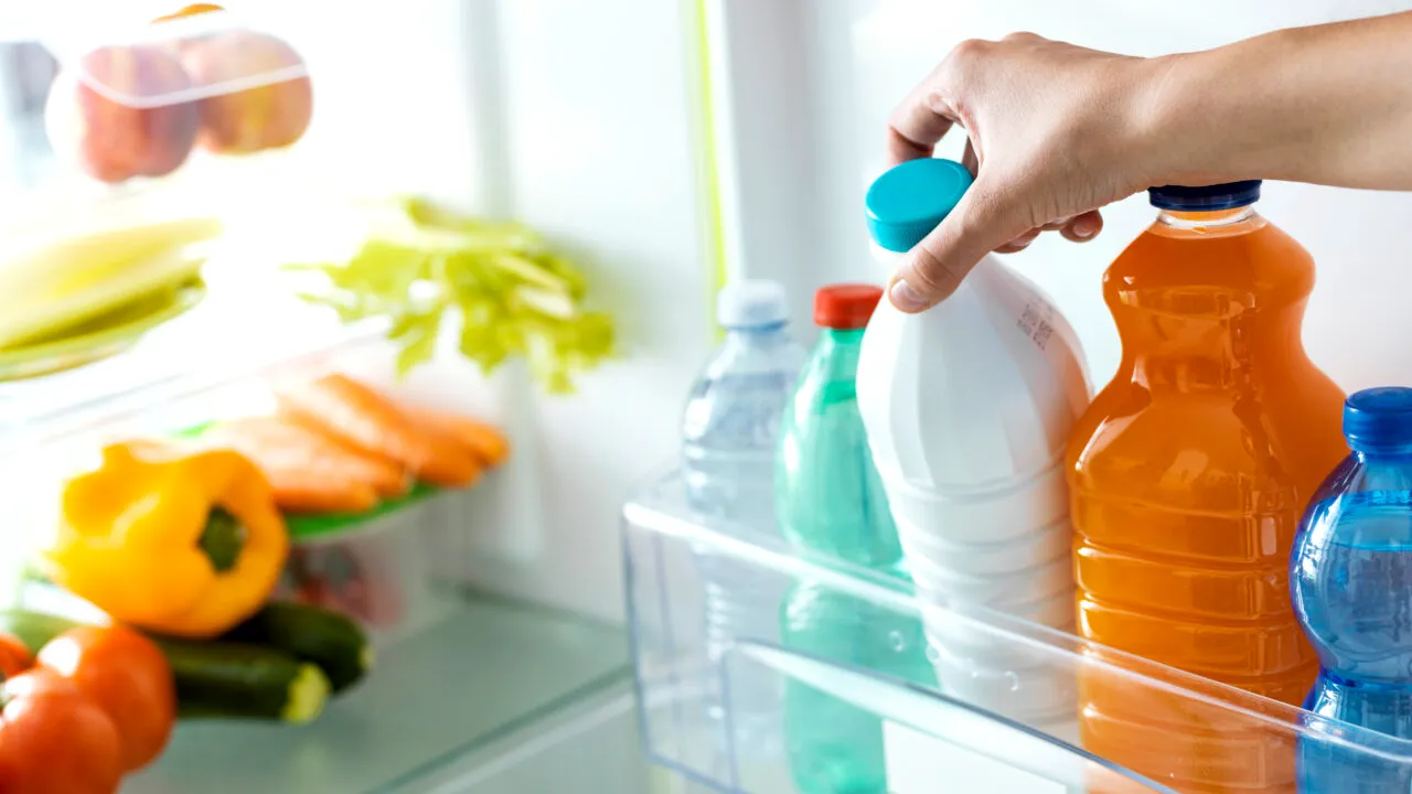 Șase tipuri de alimente pe care să NU le pui niciodată pe ușa frigiderului, potrivit nutriționiștilor