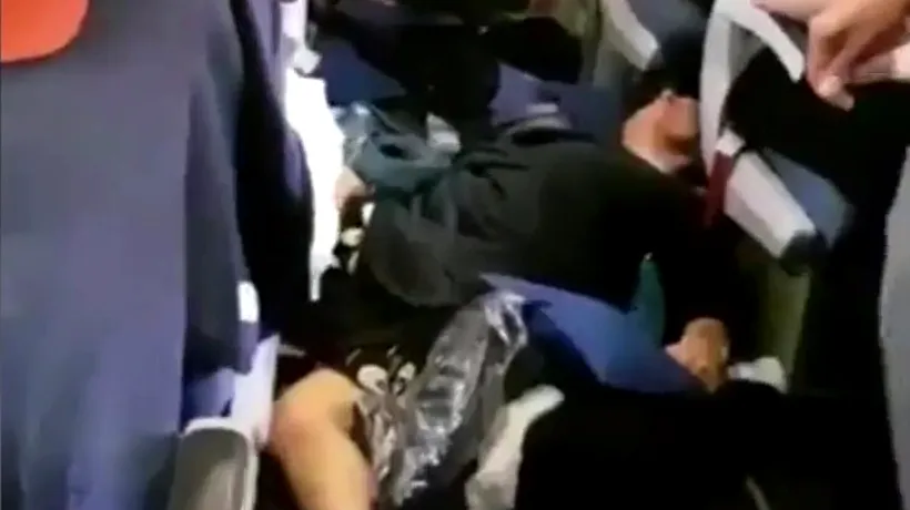 Panică la bordul unui avion de pasageri. 20 de persoane rănite în timpul unor turbulențe violente. VIDEO