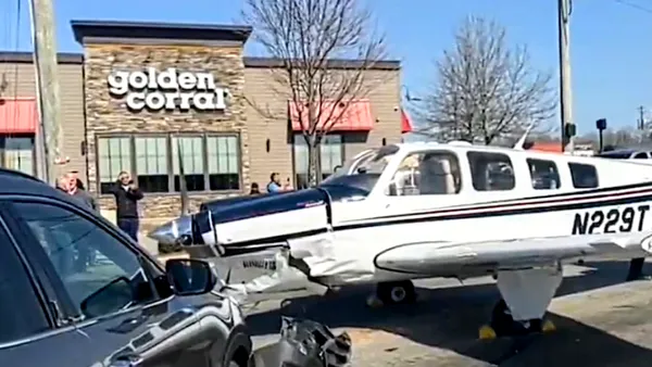 Momente de panică pe o șosea din SUA, după ce un avion a aterizat forțat lovind trei mașini aflate în trafic: „Cred că nu vom reuși”