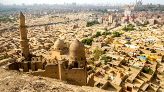 Cel mai mare cimitir din lume are oameni vii. Peste peste două milioane de vieți sunt acolo, adesea chiar în morminte