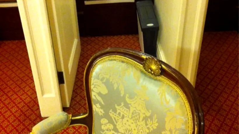 Cum arată o toaletă de monarh. Imagini în premieră din palatul reginei Elisabeta a II-a 