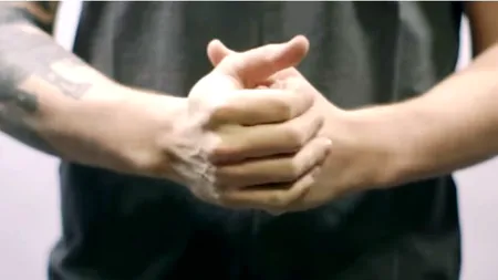 Ce se întâmplă de fapt când îți troznești degetele și cât de periculos este