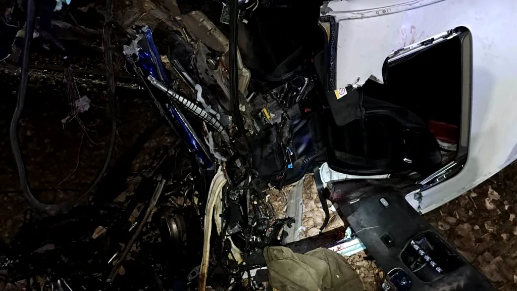 Grav accident rutier în Dobrești, Argeș. Doi tineri s-au răsturnat cu mașina, pasagerul a murit pe loc! | FOTO&VIDEO