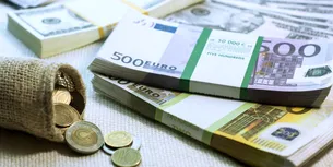 <span style='background-color: #00036d; color: #fff; ' class='highlight text-uppercase'>EXTERNE</span> Miliarde de dolari și euro au intrat în Rusia, sub formă de CASH, în pofida sancțiunilor occidentale. Cum s-a întâmplat asta