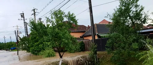 Prăpăd în județul Arad: O rupere de nori a inundat aproape toate casele și străzile dintr-o comună - VIDEO / FOTO