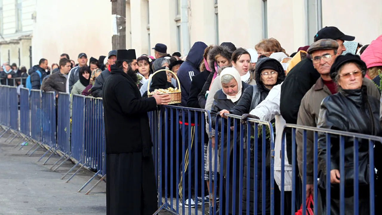 O femeie din Iași a murit în timp ce stătea la coadă la slujba de Sfânta Parascheva