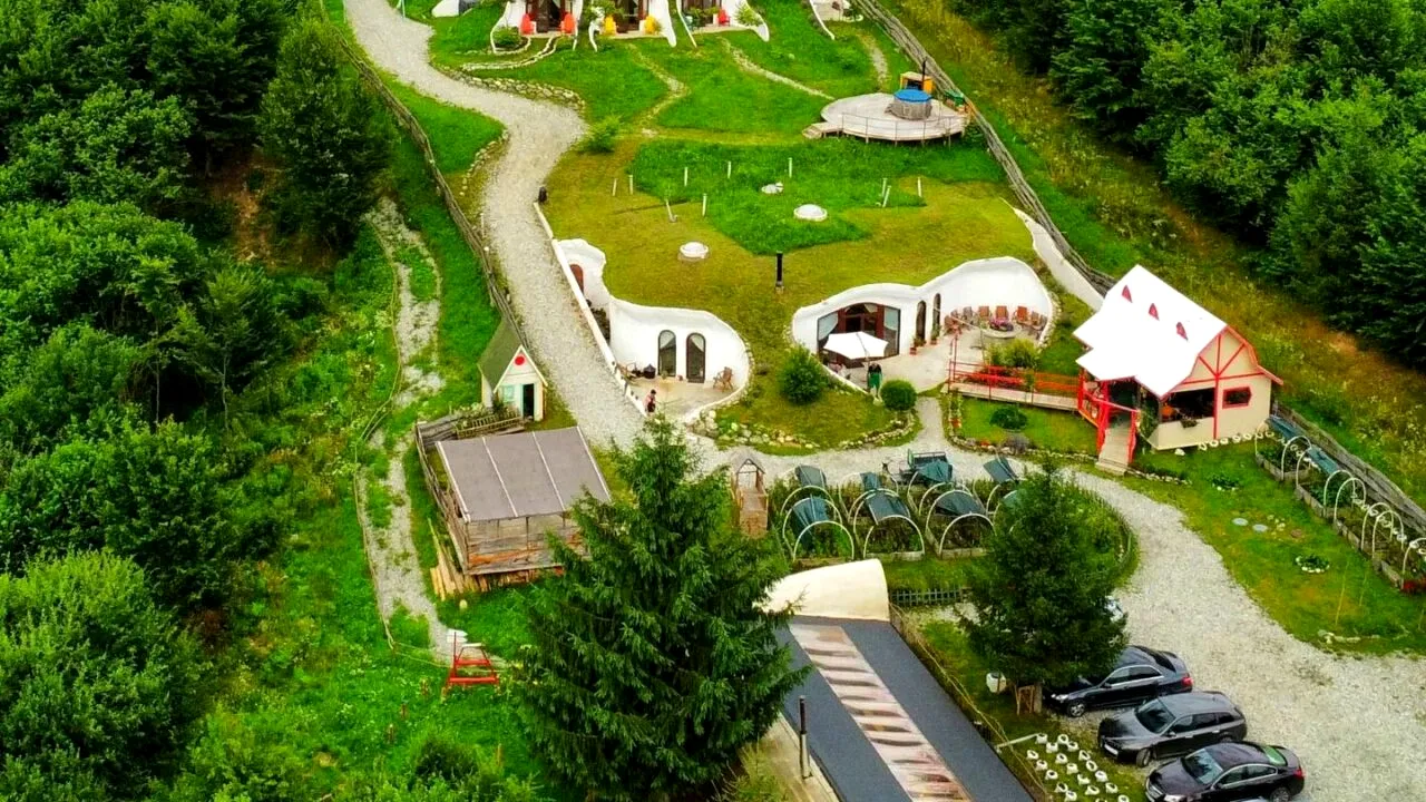 O pensiune construită sub pământ atrage turiști din toate colțurile lumii. Cum arată locul din ROMÂNIA care pare desprins din 