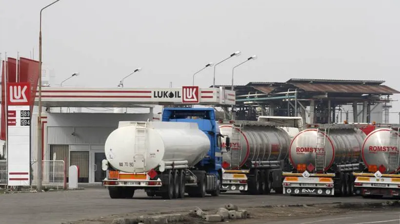Parchetul a ridicat sechestrul de pe unele cantități de petrol Lukoil, dar a pus sechestru pe altele