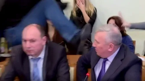 Imagini șocante din Parlamentul Ucrainei. Un parlamentar a lovit un alt bărbat cu piciorul în cap în timpul unei audieri
