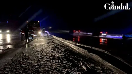 Accident pe autostrada București-Pitești. Un TIR a derapat și a intrat in separatoarele de sens | VIDEO