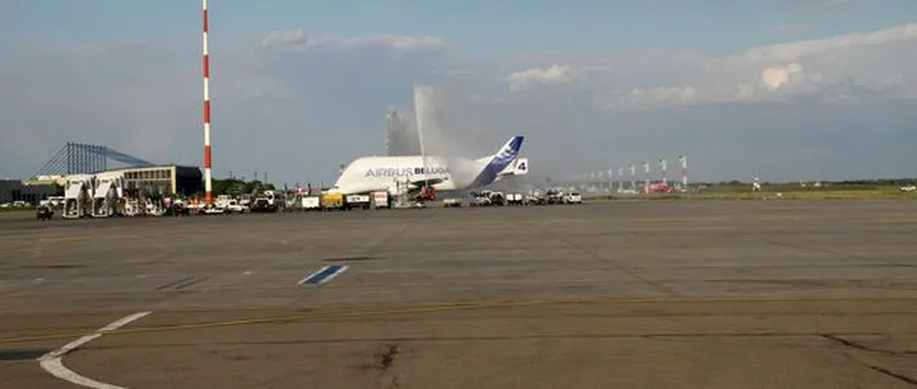 Un Airbus Beluga - avionul cu cel mai mare volum cargo din lume - întâmpinat cu tunuri de apă în România