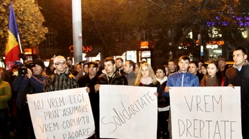 Zeci de persoane au manifestat împotriva corupției la Chișinău, în semn de solidaritate cu românii