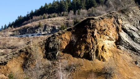 Roșia Montana ar putea deveni o zonă turistică prin programul “Adoptă o casă”. Studenți la arhitectură lucrează la restaurarea caselor din comună