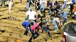 Adulții își aruncă cizmele într-o grămadă și pornesc în fugă. Jocul care face spectacol la rodeourile din SUA