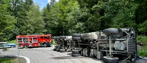 Accidente grave în stațiunea montană Sinaia: Două autoturisme s-au făcut PRAF, iar o basculantă încărcată cu pietre s-a răsturnat