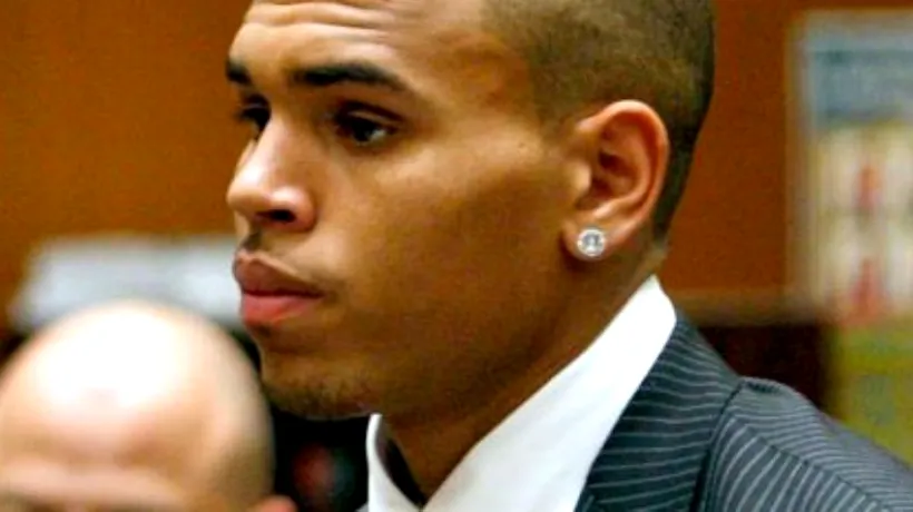 Rapperul Chris Brown a lipsit de la audierea unui caz în care e acuzat de viol