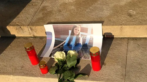 Cazul adolescentelor dispărute | Protest tăcut în fața Ministerului de Interne față de cazul celor două adolescente dispărute - FOTO / VIDEO