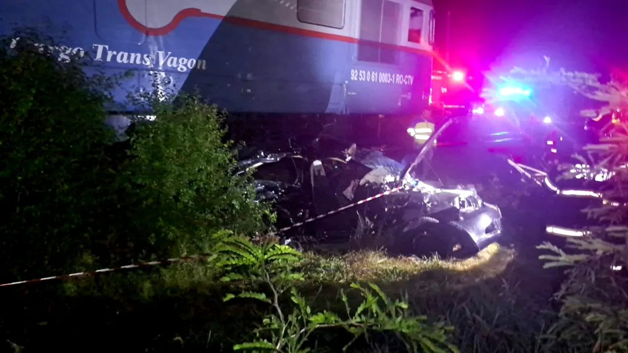 Tragedie în Teleorman. Un autoturism a fost izbit în plin de tren. O fată de 16 ani a MURIT și alte persoane au fost rănite