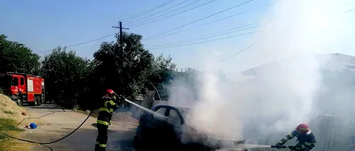 FOTO-VIDEO | Un autoturism a luat foc pe un drum din județul Giurgiu. La volan se afla o femeie