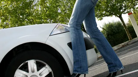 TOCURILE înalte îți pot fi FATALE. O tânără a murit într-un accident, după ce a fost rugată să alerge pe șosea în tocuri